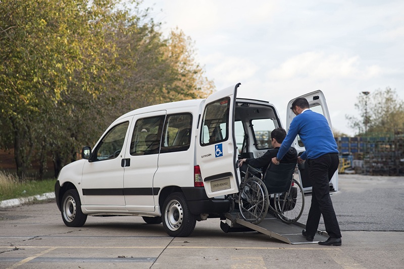 Premiaron al primer auto nacional para pasajeros en sillas de ruedas